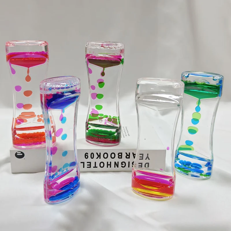 Dlaczego krople oleju unoszą się i poruszają w ozdobnej kropli płynnego oleju?